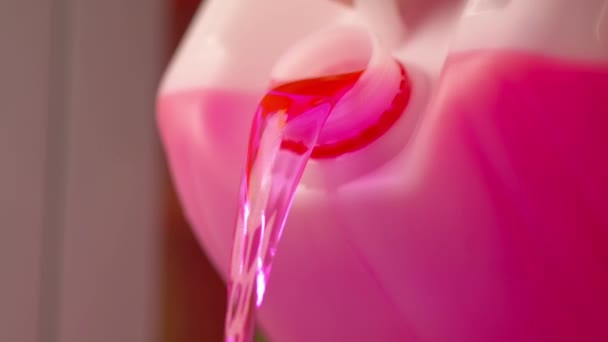 Angestellter Schüttet Rosa Farbe Aus Dose Filmset Schmücken Assistent Verschüttet — Stockvideo