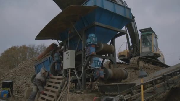 Almaty Kazakhstan Outubro 2023 Equipamentos Especiais Moem Areia Separando Material — Vídeo de Stock