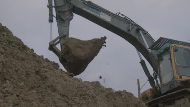 Almaty Kazakhstan October 2023 挖掘机将沙子装入工作场所的筛子构造器中 用于碎石开采 工人们用挖掘机把沙子运进筛子里 — 图库视频影像