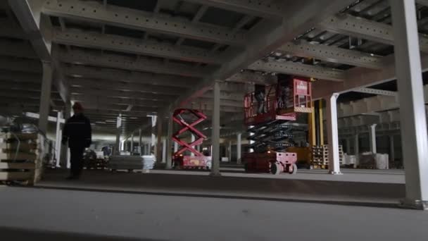 阿尔泰 哈萨克斯坦 2023年10月10日 专业工人站在工业园区的货运电梯地面上 工人们在仓库里准备装上自动切割机的产品 — 图库视频影像