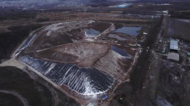 Taş ocağı operasyonu, çıkarılan kaynakların arındırılması için hayati önem taşıyan kaya yığınlarının uygulanmasına dayanıyor. İnşaatçılar kanalizasyon koruma mekanizmaları kullanarak kanalizasyon suyu topluyor.