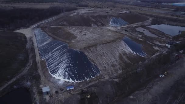 采石场内废水堆积的污水封隔系统 采石场确保从土壤中提取矿物的纯度 — 图库视频影像