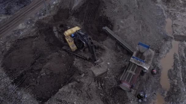 Escavadeira Carrega Solo Balde Para Peneirar Construção Peneiração Máquina Trabalha — Vídeo de Stock