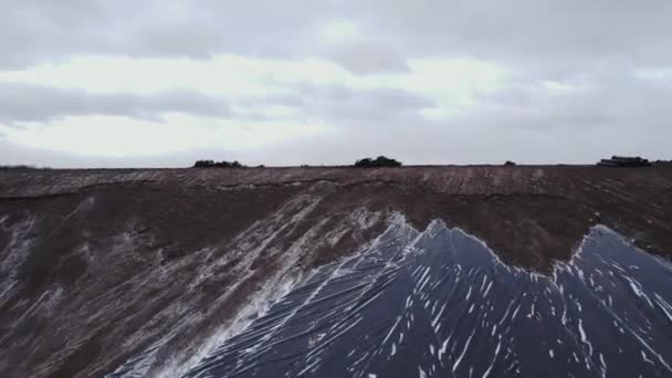 Açılan Materyallerin Mekanik Arındırılması Için Konteynırların Yerleşiminin Peyzajı Kaya Kirlilikleri — Stok video