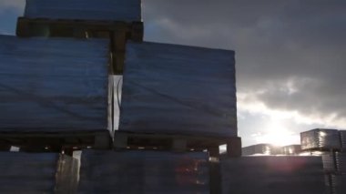 Sandıklar endüstriyel park sınırları içinde ulaşımı bekliyor. Paketler açık alanda yükleme ve nakliyeyi bekliyor.