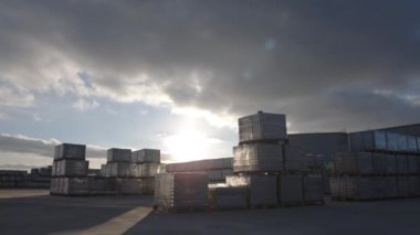 Mühürlü kutular sanayi bölgesinin açıklarında duruyor. Güneş ışığı altında endüstriyel kompleksin sınırlarında bulunan sayısız konteynır.