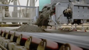 Uzman mekanik aygıtlar toprağı taşıma bandına bırakır. Toprak geri dönüşüm metal makinesi endüstriyel kompleks bölgede çalışır.