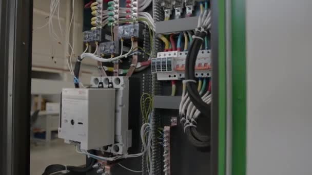 Endüstriyel Parktaki Kabin Kablolarıyla Depodaki Şarj Merkezi Içindeki Kabloları Içeren — Stok video