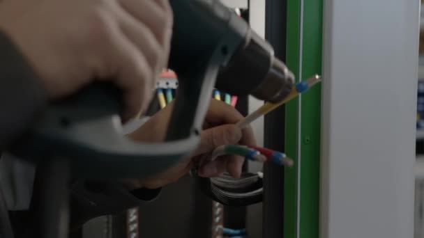 Ingenjör Torkar Ledningar Innan Installerar Inuti Laddstationen Anställd Som Förbereder — Stockvideo