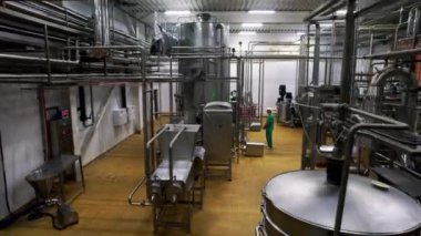 ALMATY, KAZAKHSTAN - 21 Eylül 2023: Kimya fabrikası çalışanı özel kimyasal ekipmanlar arasında yer alıyor. Endüstriyel işçiler kimya fabrikasının bölgesinde çalışıyorlar.