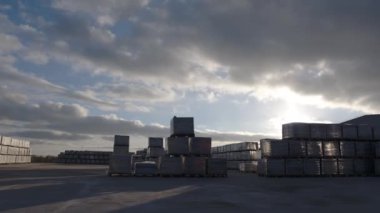 Endüstriyel malların sınırları içinde nakledilmeye hazır paketler. Paketler yüklenmeyi bekleyen sitede üst üste dizilir