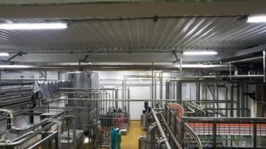 ALMATY, KAZAKHSTAN - 21 Eylül 2023: Kimya fabrikasındaki çalışanlar belli bir kimyasal teçhizatta duruyorlar. Endüstriyel fabrikadaki işçiler kimyasal tesisler üzerinde görevler yerine getiriyorlar