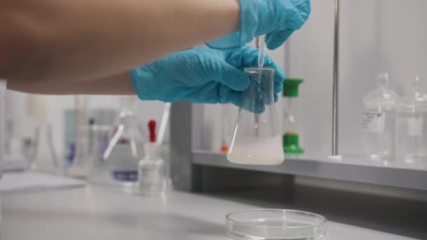 Almaty Kazakhstan Září 2023 Chemik Pracuje Laboratoři Chemikáliemi Výrobních Prostorách — Stock video