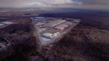 Sanayi kompleksi, havadan gözlemlenen çeşitli yapılarla böbürlenir. Sanayi bölgesinde çok sayıda bina sergileniyor