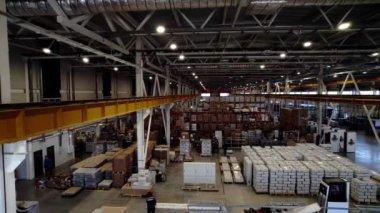 İşçi, depodaki nakliye malları için el paleti kullanıyor. Çalışanlar mallarla çalışmak için depolama ekipmanları kullanırlar