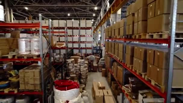 巨大な工業倉庫の内部の棚の木箱 工業団地の広い倉庫の準備ができた包装されたプロダクト — ストック動画