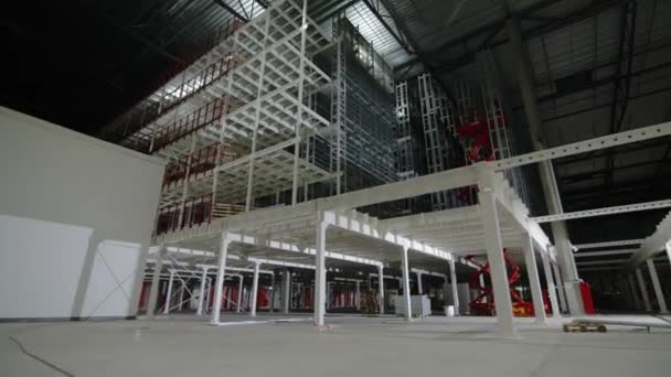 为产品储存建造额外的架子 货客电梯在工业园区建筑空间中的应用 — 图库视频影像