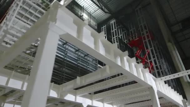 工业园区内运送货物的货运客运电梯 工人们在工业区使用货运 客运电梯 — 图库视频影像