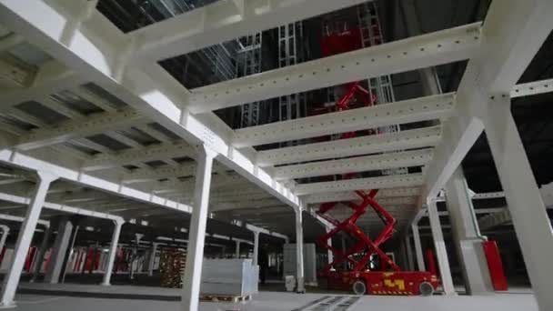 工业综合体内的货运 客运升降机 用于运输货物通过水平 工业园区员工使用货运客运电梯 — 图库视频影像