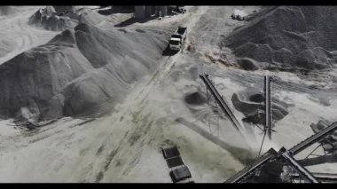 Kamyon inşaat alanındaki kumlu taş ocağından geçiyor. Tozlu arazide kum taşımak. İnşaat alanında kamyon