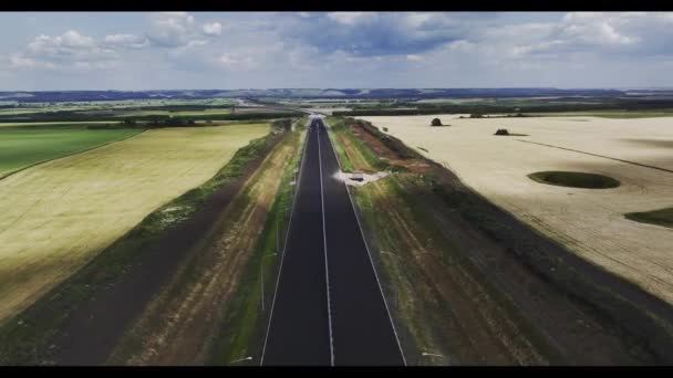 Długa Utwardzona Autostrada Wśród Pól Widokowych Powietrza Nowa Droga Wysokiej — Wideo stockowe