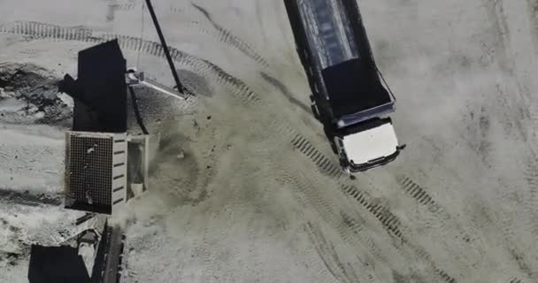 Вантажівка Їде Пісок Будівельному Майданчику Видом Зверху Вантажівка Веде Пиловій — стокове відео