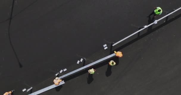 Los Trabajadores Conectan Las Placas Medio Carretera Creando Seguridad Durante — Vídeo de stock