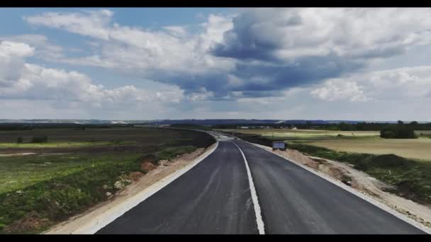 Čerstvě Zřízená Dvojí Kočárová Cesta Nachází Značné Vzdálenosti Města Silnice — Stock video