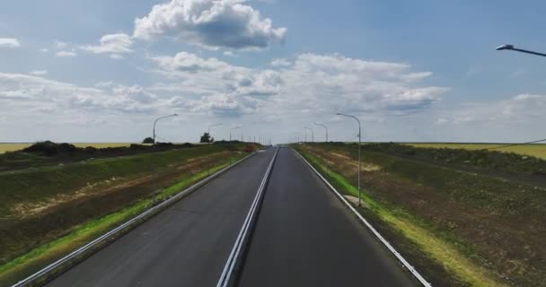 Völlig Neue Zweispurige Autobahn Weit Weg Vom Stadtzentrum Lange Straße — Stockvideo