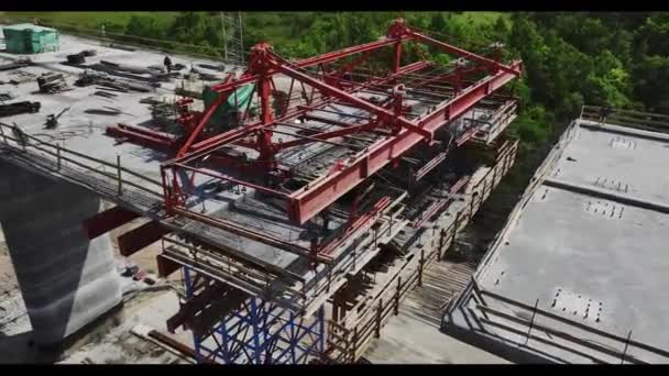 Werknemers Lopen Door Brugconstructie Helmen Plaatsing Van Wegbed Ondersteuningsconstructies Bouwplaats — Stockvideo