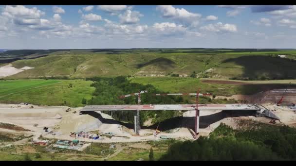 施工起重机位于桥梁工程区 四周环绕着自然 远离城市的山地间桥梁建设过程 — 图库视频影像