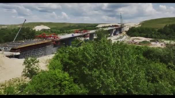 Воздушный Вид Строительство Моста Стороны Густого Леса Солнечный День Узкая — стоковое видео