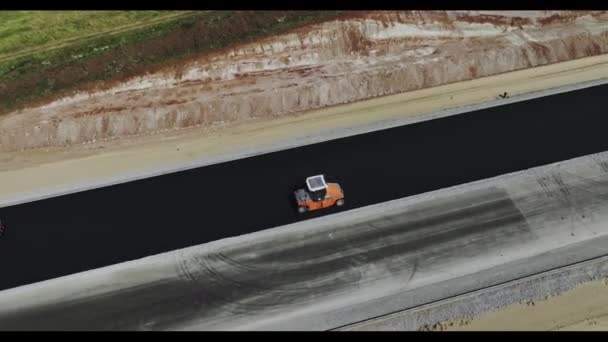 Asphalt Roller Beroperasi Jalan Lokasi Konstruksi Pemandangan Udara Karyawan Mahir — Stok Video