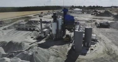 Önemli asfalt tesisleri otoyol yapımı için malzeme üretir. Makine gerekli miktarda asfalt karışımı üretir