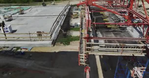 在道路工地安装立交桥支撑物 采用专用设备的桥梁整体上部结构 — 图库视频影像