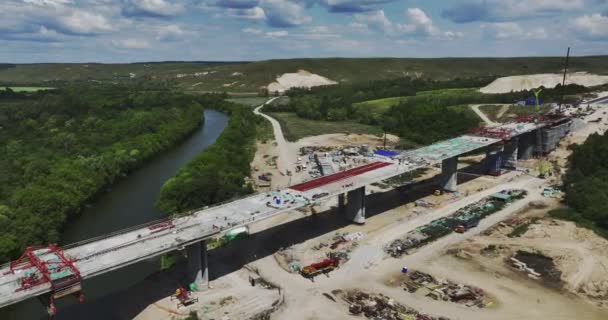 Velký Most Přes Suchou Pevninu Přes Řeku Nedokončený Most Mezi — Stock video
