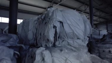 Envanter mağazaları inşaat malzemeleriyle dolu çuvalların çeşitli koleksiyonlarına sahipti. Gelecekteki geri dönüşüm için gerekli yapı malzemeleriyle dolu çantalar