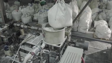 Torba fabrikadaki metal kancaya yerleştirildi. Ham madde, torbadan metal yapıya kimyasal gübreye dönüşen pürüzsüz kanallar
