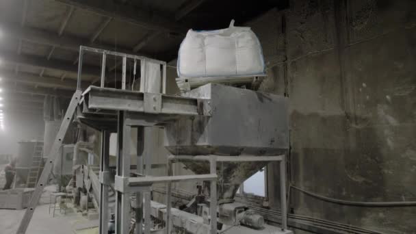 Fabrikadaki Geri Dönüşüm Ekipmanları Fabrikada Duruyor Ham Madde Atölyedeki Torbadan — Stok video