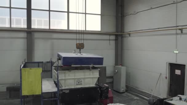 Γερανός Μειώνει Την Μεταλλική Πλάκα Στο Εργαστήριο Κατασκευής Μεταλλική Πλάκα — Αρχείο Βίντεο