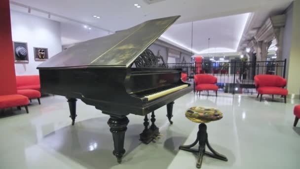Almaty Kazakhstan Febrero 2023 Piano Cola Vintage Pasillo Del Centro — Vídeos de Stock