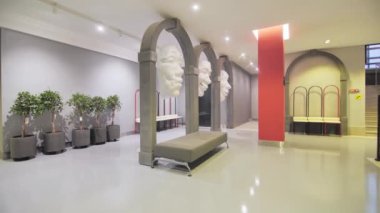 ALMATY, KAZAKHSTAN - 13 Şubat 2023: sallanan maskeli kemerler ve boş tiyatro lobisinde bank. Süslü ve koltuklu gösteri konukları için bekleme salonu. Oyunculuk okulu