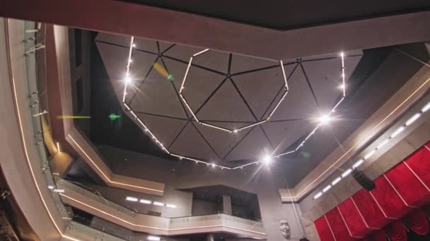 Almatie Kazakhstan Februari 2023 Gloeiende Ledlampen Geometrisch Patroon Plafond Theaterzaal — Stockvideo