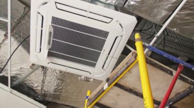 ALMATY, KAZAKHSTAN - 13 Şubat 2023: bina projesine egzoz havalandırması kurulumu. Konut içindeki inşaat çalışmalarına hava sirkülasyon sisteminin artırılması