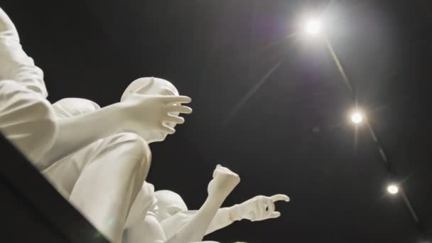 Almaty Kazakhstan Février 2023 Sculptures Personnes Forme Spectateurs Regardant Des — Video
