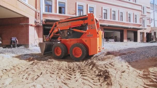 Almaty Kazakhstan February 2023 Колісний Трактор Працює Біля Багатоквартирного Будинку — стокове відео