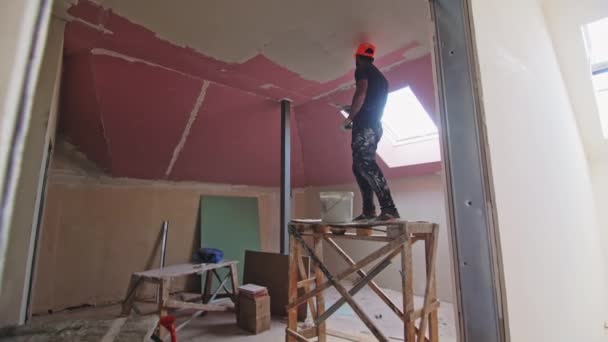 Almatien Kasakhstan Februar 2023 Professionelle Arbeiter Putzen Zimmerwände Während Sie — Stockvideo