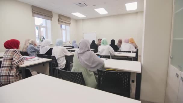 Almaty Kasakhstan Februar 2023 Junge Muslimische Frauen Hijabs Sitzen Tischen — Stockvideo