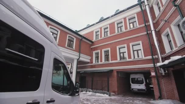 Almaty Kazakhstan Ruari 2023 Vita Minibussar Parkerade Lokaler Kommersiell Byggnad — Stockvideo