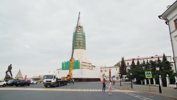 Алматы Казахстан Февраля 2023 Неполная Часовая Башня Техникой Пешеходами Городской — стоковое видео